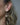 Frau trägt Geometrica Ohrringe und Anhänger – Minimalistischer Fairmined Schmuck Berlin